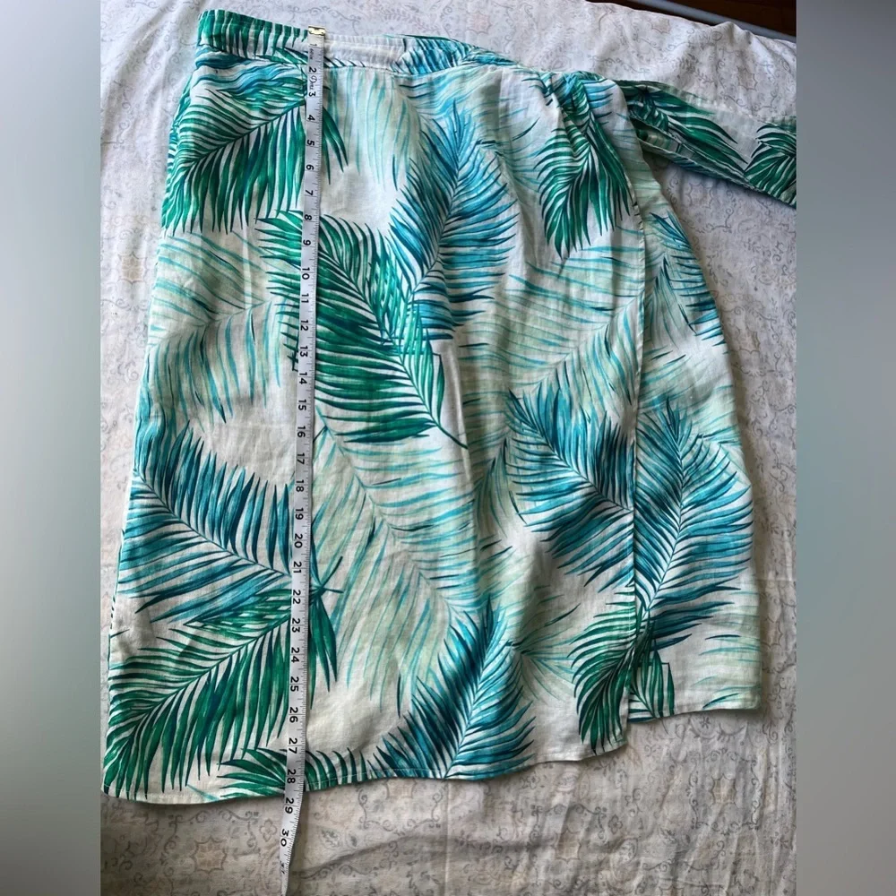 Tahari Green Knee-Length Pencil Skirt with Slit‎